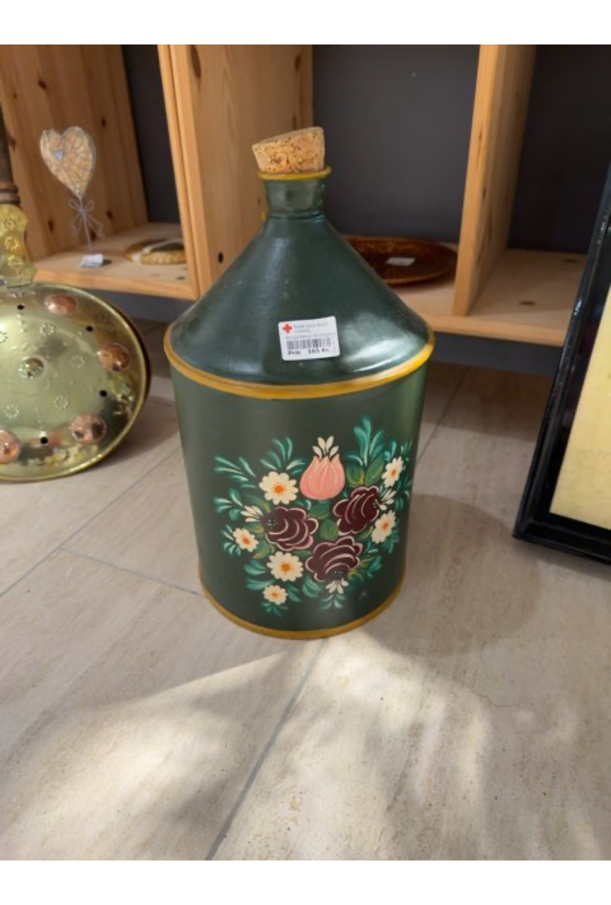 Beholder i metal med blomster